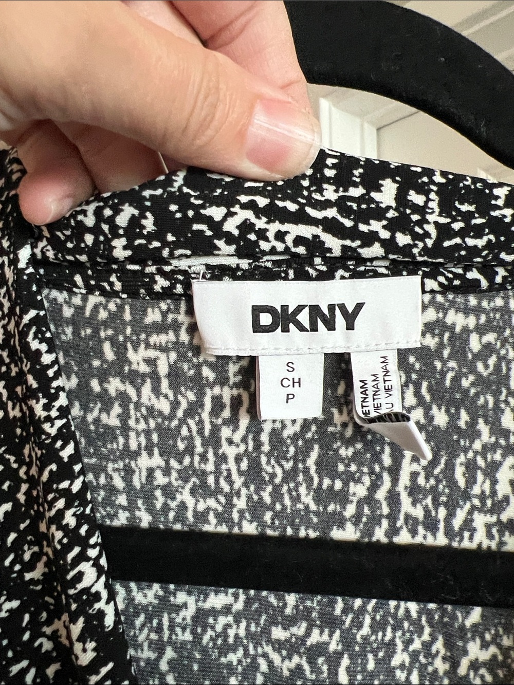 DKNY Dressy Office Faux Wrap Short Sleeve Black and White Top size Small - Picture 3 of 8